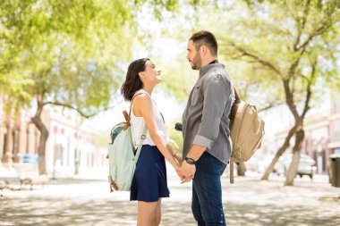 Yüz yüze tutuşup birbirlerine sokak ortasında duran genç çift