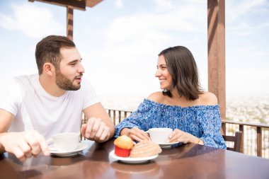 Neşeli kız erkek arkadaşıyla kahve kahvaltı sırasında söz