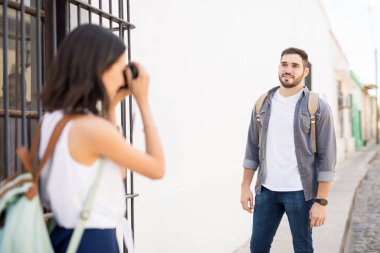 Yakışıklı erkek fotoğraf dslr fotoğraf makinesi ile tıklayarak kız için poz