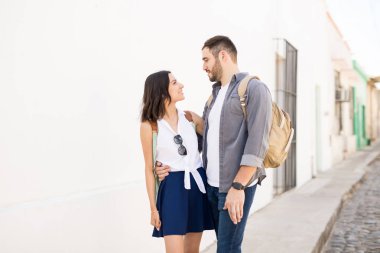 Profil sevgi mutlu çiftin birbirlerini caddede arıyorsunuz