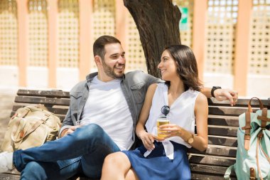 Romantik Çift balayı sırasında şarap içme sırasında birbirleri ile vakit harcama