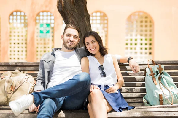 Nettes Ehepaar Urlaub Sitzt Freizeitkleidung Auf Bank Und Genießt Sonnigen — Stockfoto
