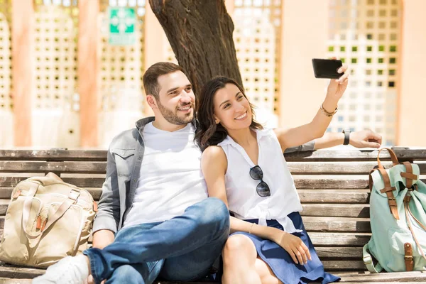Couple Photographing Selfie Smart Phone Urban Background Sunny Day — Stock Photo, Image