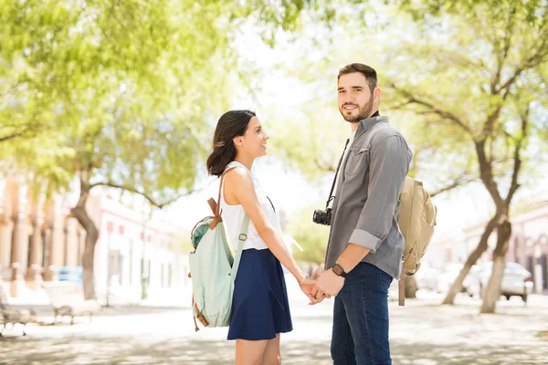 Bonito Jovem Olhando Para Câmera Enquanto Mulher Bonita Olhando Para — Fotografia de Stock