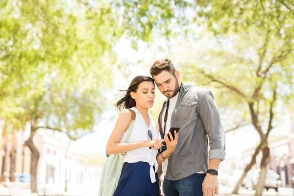 Pareja Mirando Sistema Navegación Gps Teléfono Móvil Para Ruta Durante — Foto de Stock