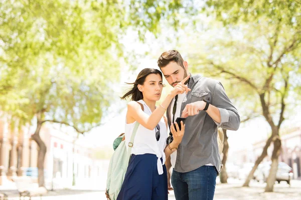 Tatil seyahat ederken konumu bulmak için smartphone kullanarak turist backpackers genç çift