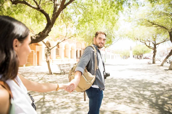 Schöne Freundin Hält Hand Ihres Freundes Auf Der Straße — Stockfoto