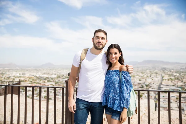 Coppia Romantica Turista Posa Macchina Fotografica Mentre Uomo Abbraccia Donna — Foto Stock