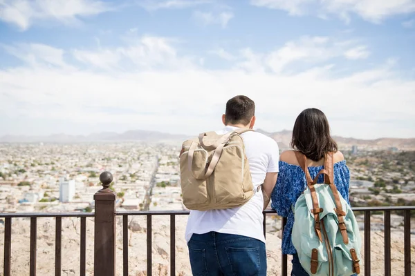 Giovane Coppia Che Indossa Zaino Godendo Vista Skyline Dall Altezza — Foto Stock