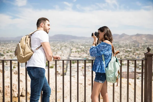 Pretty Woman Clicking Boyfriend Photos Using Camera While Traveling — Stock Photo, Image