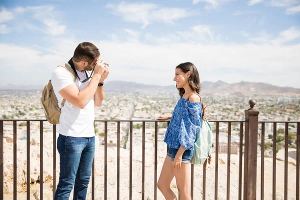 Mujer Feliz Teniendo Fotos Clickeado Por Fotógrafo Fuera —  Fotos de Stock