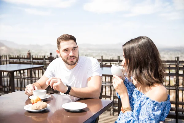 Jeune Couple Touristes Souriant Profitant Petit Déjeuner Conversation Dans Café — Photo