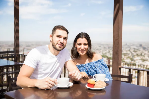 Jeune Beau Couple Heureux Amoureux Assis Sur Terrasse Café Regardant — Photo