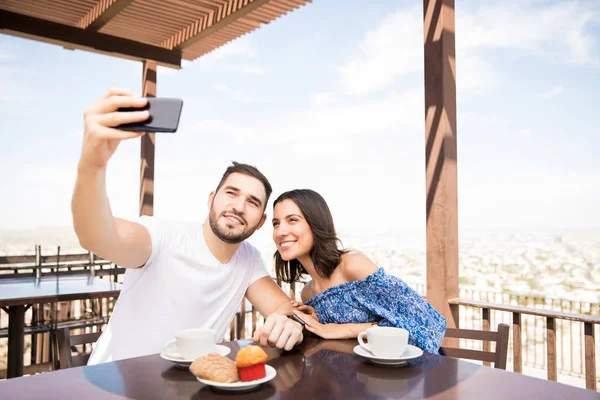 朝食をとりながら Selfie 肖像画を取って愛の幸せカップル — ストック写真