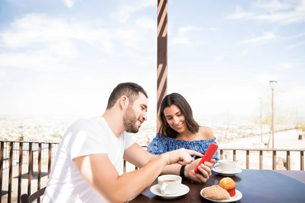 Pareja Feliz Sonriendo Riendo Mientras Revisa Teléfono Móvil Mientras Relajan — Foto de Stock