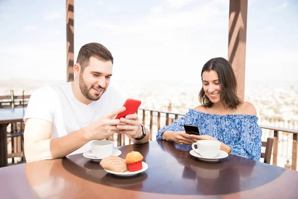 Uśmiechnięty Mężczyzna Kobieta Pomocą Aplikacji Mobilnych Lub Zakupy Internecie Smartfonie — Zdjęcie stockowe