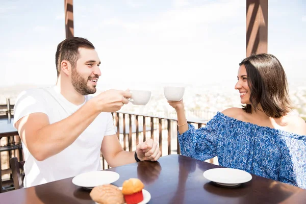 Amantes Café Divertindo Juntos Fazendo Brinde Com Uma Xícara Café — Fotografia de Stock