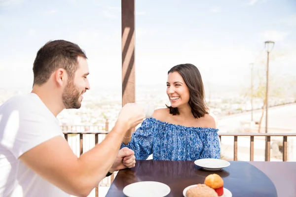 Çok güzel çift teras açık kafede kahvaltı yaparken bir fincan kahve kızartma