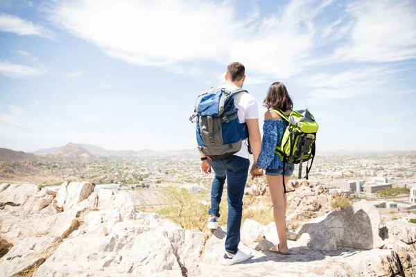 Rear View Tourist Couple Holding Hands Backpack Standing Mountain Top — Stock Photo, Image