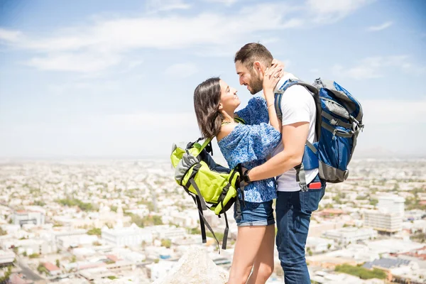 Junges Paar Mit Rucksack Auf Berggipfel Den Flitterwochen — Stockfoto