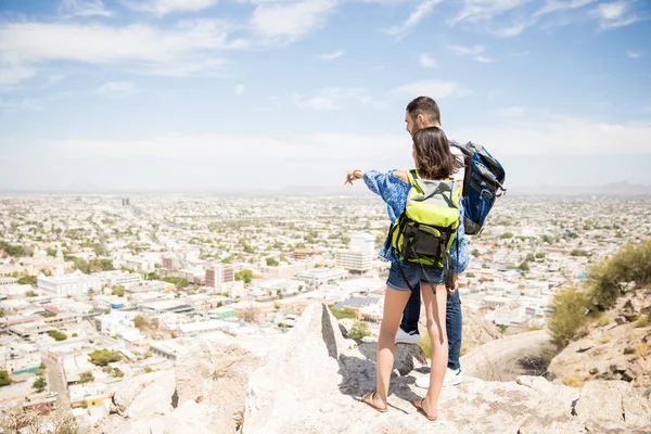 Junge Frau Zeigt Bei Abenteuerlichem Date Auf Berggipfel — Stockfoto