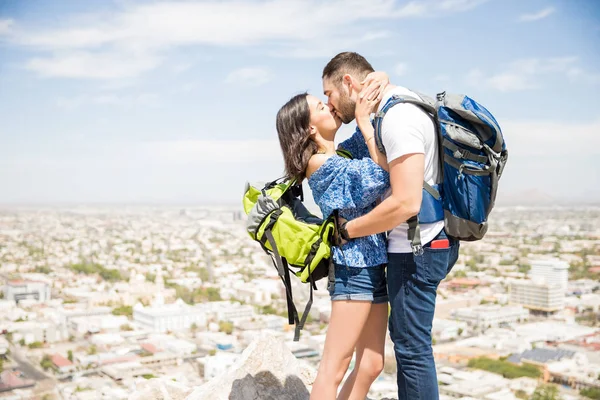 Αγαπούν Μοιράζονται Ένα Γαλλικό Φιλί Στην Κορυφή Ενός Βουνού — Φωτογραφία Αρχείου