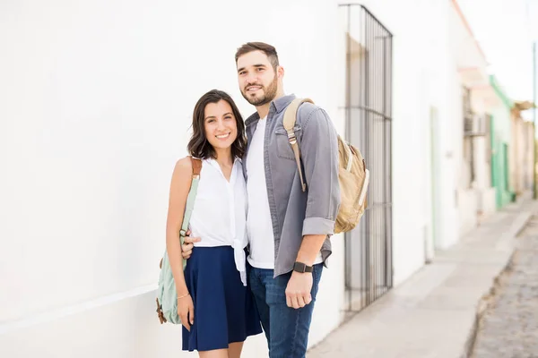 Glückliche Mann Und Frau Genießen Urlaub Sommer Posiert Für Ein — Stockfoto