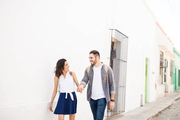 Glada Unga Par Promenader Genom Staden Trottoaren Och Samtal — Stockfoto