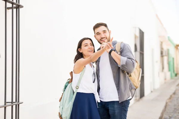 Gelukkig Lachend Jonge Koppel Met Wijzende Vinger Van Vrouw Iets — Stockfoto