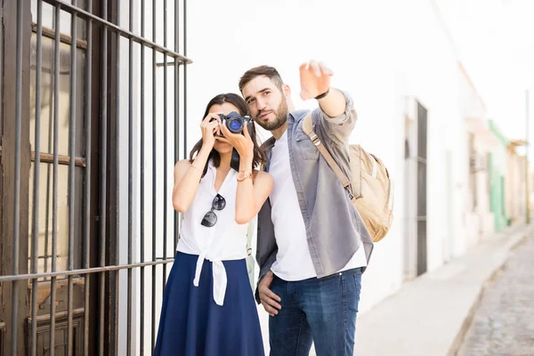 İyi görünümlü genç İspanyol çift onların tatil tadını çıkarırken fotoğraf çekmek