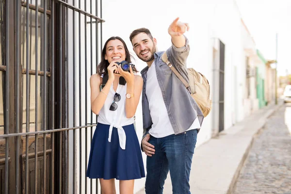 Ridendo Bella Donna Che Tiene Dslr Guardando Vista Distanza Mostrata — Foto Stock