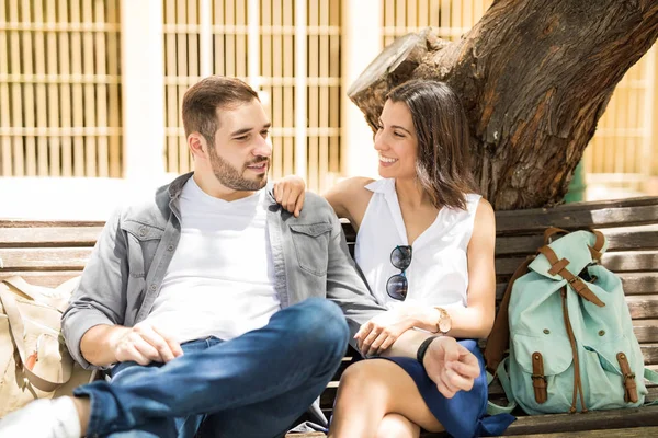 Hoş bir romantik genç çift hangi dinlenme elele ve birbirinizle konuşmak