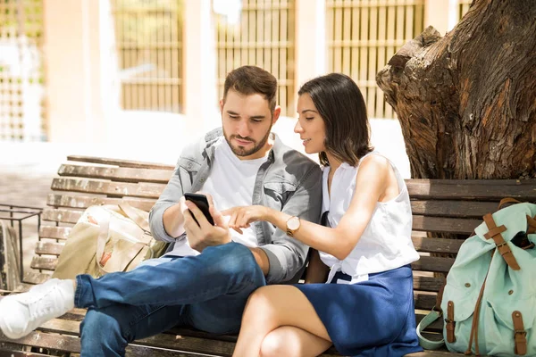 Çift arıyorum ve tezgah tatil sırasında oturan tartışırken Smartphone ekran okuma