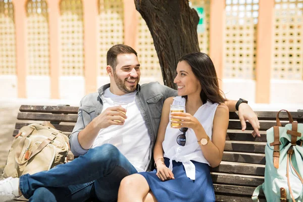 Hermosa Pareja Mirándose Mientras Sostiene Vasos Vino Sentados Banco Con —  Fotos de Stock