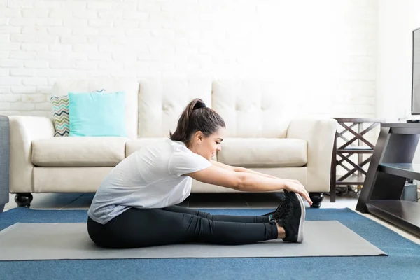 Mujer Sonriente Traje Deportivo Haciendo Ejercicio Estiramiento Casa —  Fotos de Stock