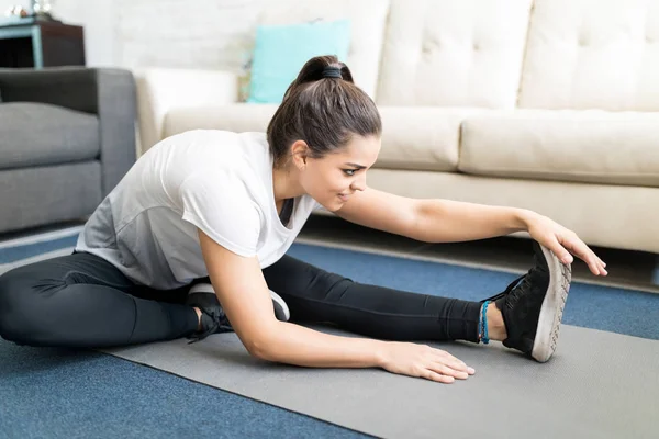 Mujer Sonriente Traje Deportivo Haciendo Ejercicio Estiramiento Casa —  Fotos de Stock