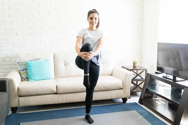 Mujer Sonriente Haciendo Ejercicio Calentamiento Sala Estar — Foto de Stock