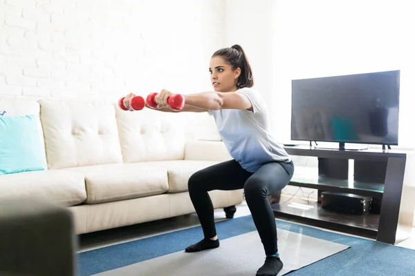 Fit Femme Latine Faire Squats Séance Entraînement Avec Des Poids — Photo