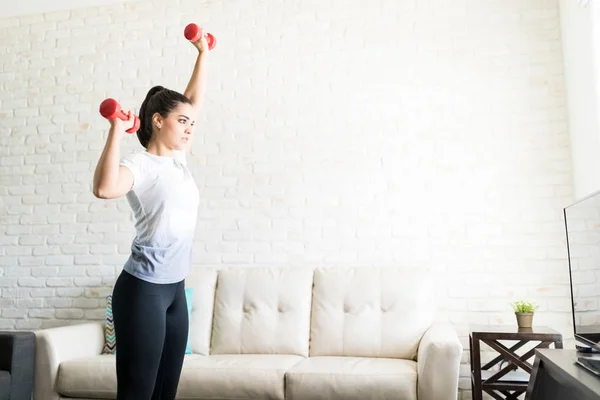 Fit Jeune Femme Soulevant Des Haltères Maison Dans Salon — Photo