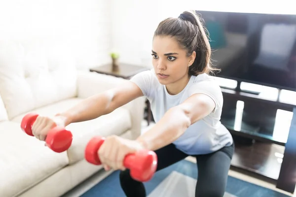 Fit Mulher Latina Fazendo Agachamentos Treino Com Pesos Nas Mãos — Fotografia de Stock