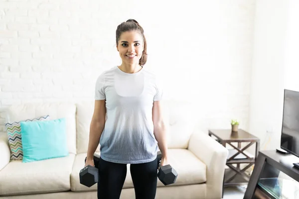 Joven Mujer Hispana Entrenando Con Mancuernas Casa —  Fotos de Stock