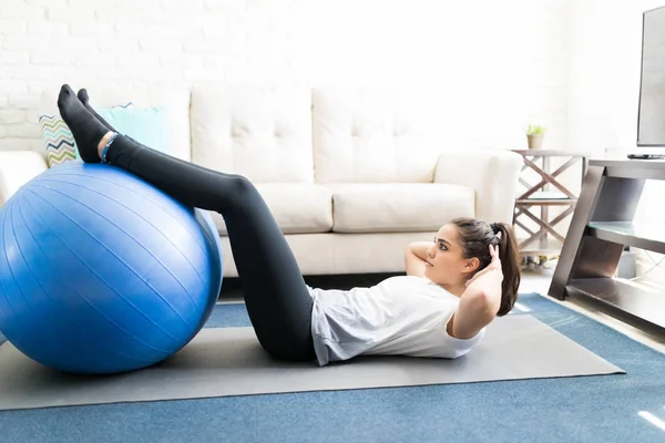 Fitte Lateinamerikanische Frau Macht Sit Ups Mit Gymnastikball Hause Wohnzimmer — Stockfoto