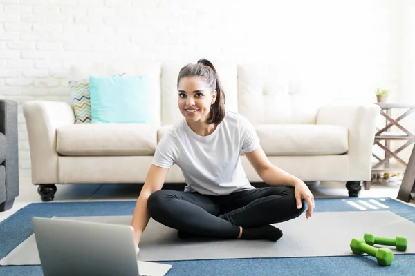 Mujer Latina Joven Sentada Esterilla Ejercicio Casa Viendo Tutorial Entrenamiento — Foto de Stock