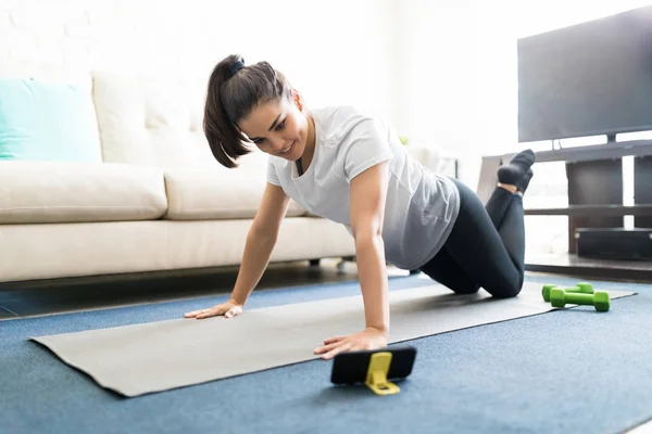 Giovane Donna Latina Che Guarda Tutorial Allenamento Online Smartphone Casa — Foto Stock