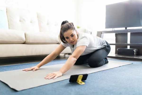 Mujer Latina Joven Viendo Tutoriales Entrenamiento Línea Teléfono Inteligente Casa —  Fotos de Stock