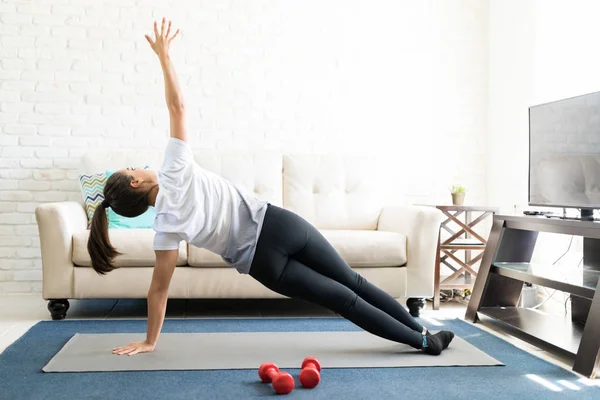 Arkadan Görünüş Yan Tahta Yoga Poz Oturma Odasında Egzersiz Mat — Stok fotoğraf
