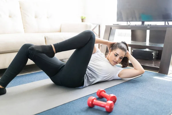 Oturma Odasında Egzersiz Mat Genç Latin Kadının Yapması Uzanır — Stok fotoğraf