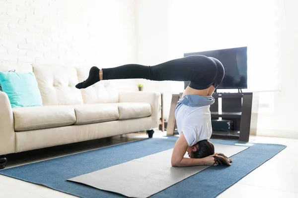 Fit Strong Woman Doing Headstand Living Room — Stock Photo, Image