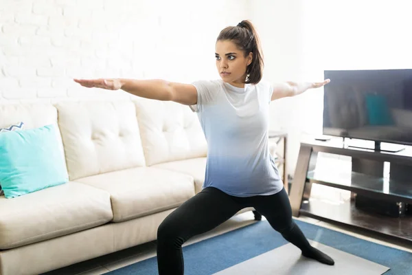 Ajuste Joven Mujer Yoga Guerrero Pose Casa —  Fotos de Stock