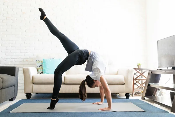 Vista Perfil Una Mujer Joven Flexible Doblándose Hacia Atrás Con — Foto de Stock